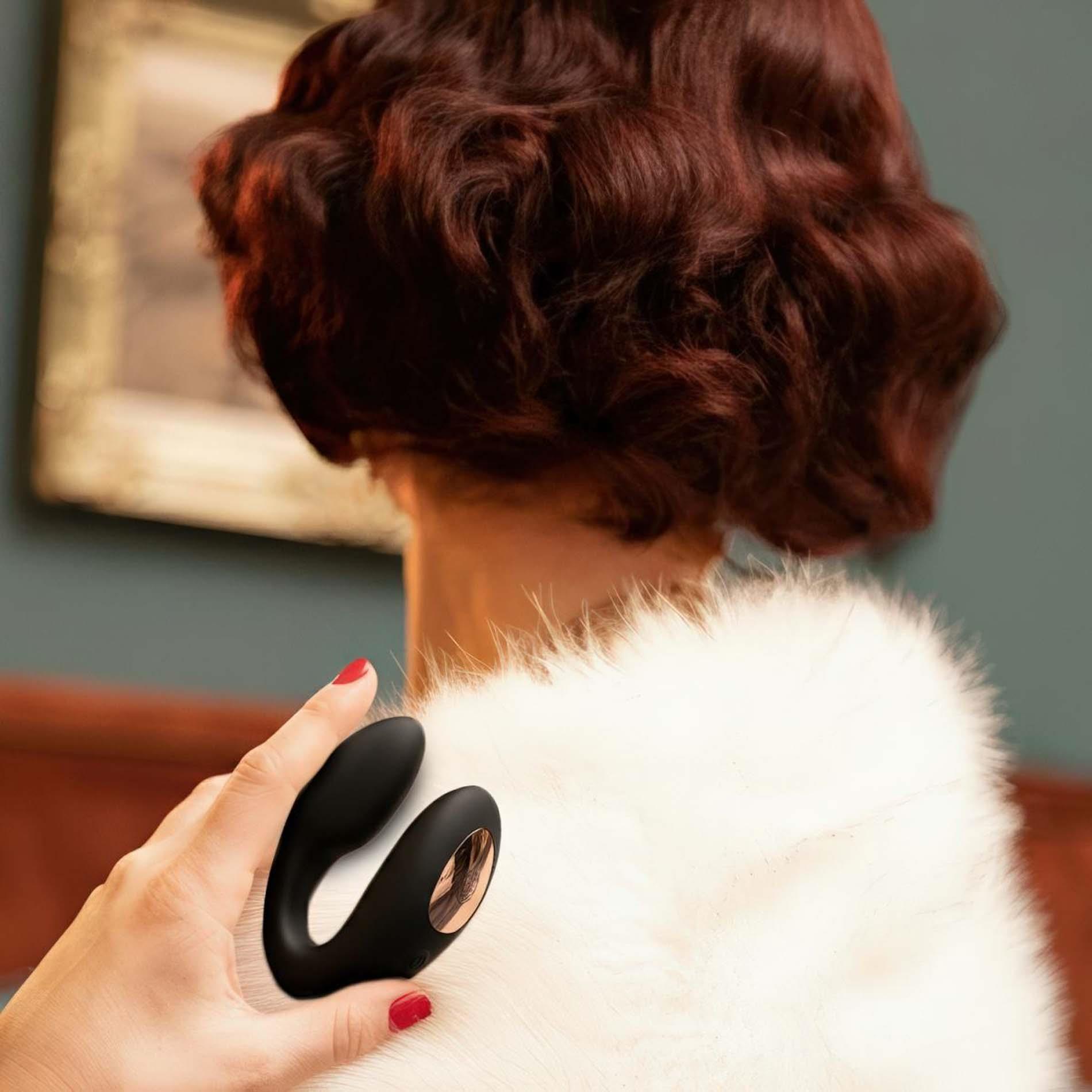 Rosy Gold – C-Shape Vibrator With Luxury Charging Case – Black