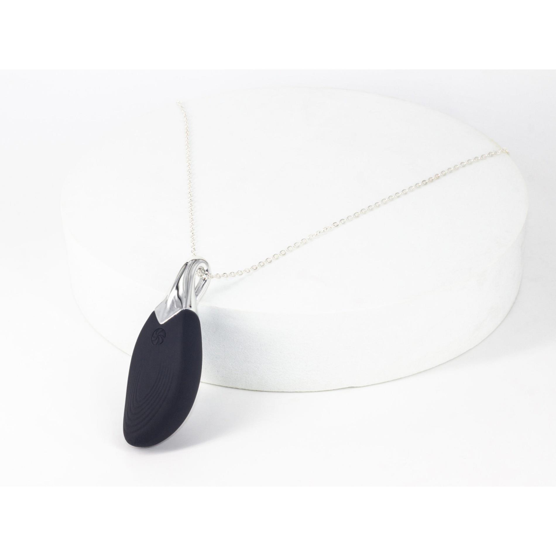 Vibrating Necklace Liberty Leaf Black